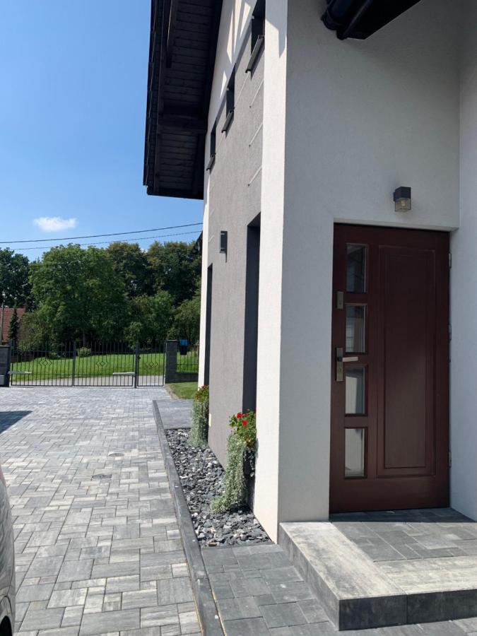 Cozy 2-Bedroom Vacation Apartment With Entire Top Floor Gaj  Exterior photo