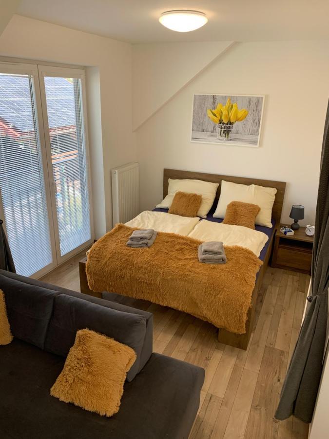 Cozy 2-Bedroom Vacation Apartment With Entire Top Floor Gaj  Exterior photo